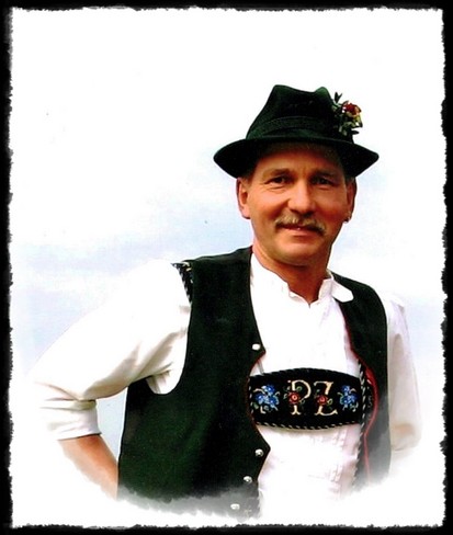 Portrait von Peter Zeller in Tracht mit grünem Hut